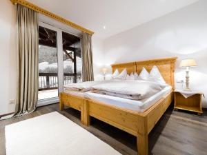 因斯布鲁克因斯布鲁克托普6-7号卡斯珀霍夫公寓酒店的一间卧室设有一张木床和一个窗户。