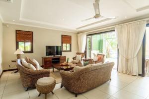 伊甸岛Eden Island Luxury Holiday Home的带沙发、椅子和电视的客厅