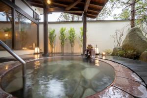 天童市宜居鹤屋日式旅馆的房屋中间的热水浴池
