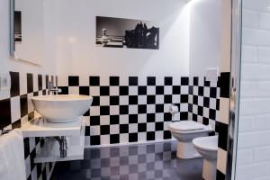 阿雷佐Il Castelluccio的黑白浴室设有水槽和卫生间