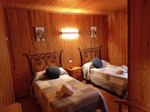 埃斯波特Camping Solau的酒店客房 - 带两张床和毛巾