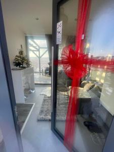 埃格尔NatureZone的客厅的窗户上设有红色的带子