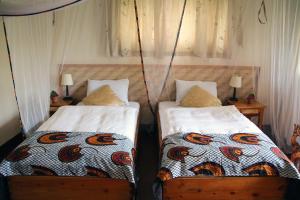 KibaleKluges Guest Farm的卧室内两张并排的床