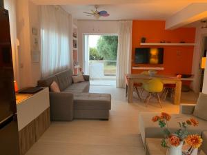 阿菲托斯Villa Evita , suites 1, Athytos,63m2,a/c,privacy的客厅配有沙发和桌子