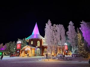 罗瓦涅米Room in Polar Circle的一座教堂,晚上有圣诞灯