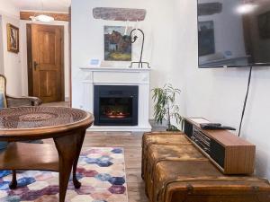 杜德尔多夫Living-in-History: Meister Carl Apartment的客厅配有桌子和壁炉