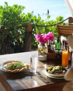 基济姆卡济Aya Beach Resort的一张桌子,上面有两盘食物,放在桌子上,上面有沙滩