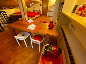 伊莫拉Matrioska House B&B的一间带桌椅的小厨房和一间房间