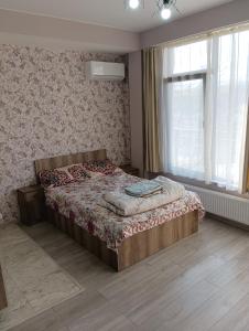 第比利斯Mary's Cozy & Lovely studio on very quiet Khosharauli street的一间卧室设有一张床和一个窗口