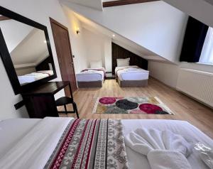 马夫罗沃Mia's Favorite Hotel的酒店客房,设有两张床和镜子
