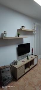 巴尔德利纳雷斯Casa Carla vute-22-056的客厅配有餐桌上的平面电视