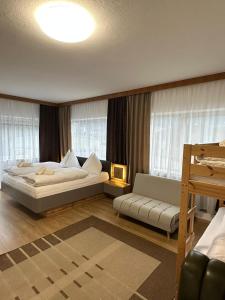 RoppenPension Alpina的一间卧室配有一张大床和一张沙发