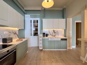 塞萨洛尼基#Infinity & Beyond seafront apts, amazing view的厨房配有蓝白色橱柜和水槽