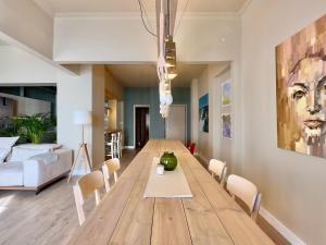 塞萨洛尼基#Infinity & Beyond seafront apts, amazing view的一间带木桌和椅子的用餐室