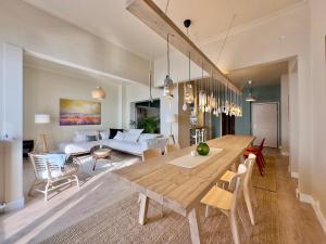 塞萨洛尼基#Infinity & Beyond seafront apts, amazing view的用餐室和带木桌的客厅