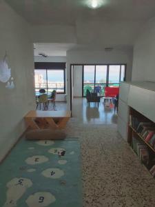 提比里亚turtle guesthouse- tiberias的客厅享有客厅的景色