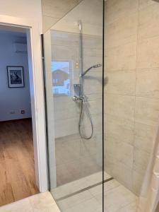 因斯布鲁克Apartments Oliver, Axams的浴室里设有玻璃门淋浴