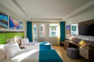 沙姆沙伊赫玛丽蒂姆沙姆沙伊赫赌场度假酒店的酒店客房设有两张床和一台平面电视。