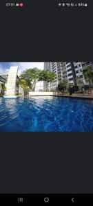 新山High class condominium 3rm Bukit Indah Johor pool gym的城市里一座大型游泳池的照片