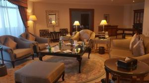 艾卜哈艾卜哈宫大酒店的带沙发、椅子和桌子的客厅