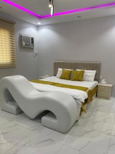 欧拉شاليه الجبل الاحمر 3的白色卧室,配有带家具床铺