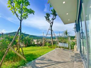 Thanh CaoVilla 3 bedrooms Venus resort by Flamigo with warm water swimming pool的房屋的阳台享有风景。