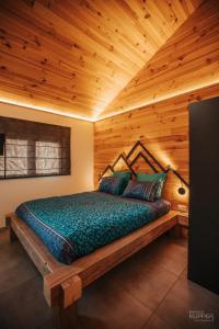 马尔梅迪# A Mont Nos'Hôtes的木天花板的客房内的一张床位