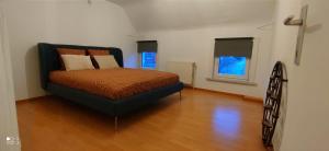 贝拉克尔Appartement Berendries的卧室中间设有一张床