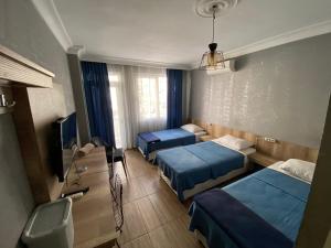 安塔利亚科斯克酒店的酒店客房设有两张床和电视。