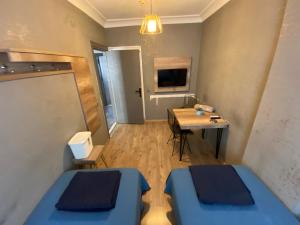 安塔利亚科斯克酒店的小房间设有两张床和一张桌子