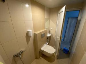 安塔利亚科斯克酒店的一间带卫生间和水槽的小浴室