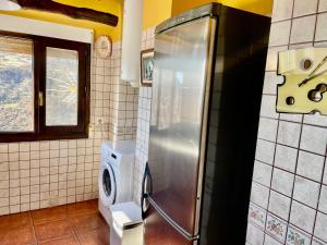 布维翁Ático CASA CHE的厨房配有冰箱和洗衣机。