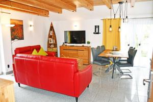 奥斯赛拜-塞林Ferienwohnung Selliner Strand的客厅配有红色的沙发和桌子