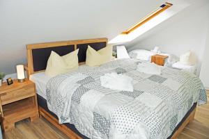 奥斯赛拜-塞林Ferienwohnung Selliner Strand的卧室配有一张带白色床单和枕头的大床。