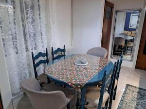 卡兰巴卡Kalian Meteora的餐桌、椅子和图案桌子