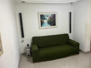 Apartamento Familiar em Campinas 9 solteiros ou 10 se 2 pessoas na cama de casal的休息区