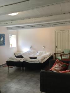 维比Vita og Pouls Gård - Guesthouse的一间客房配有两张床和一张沙发