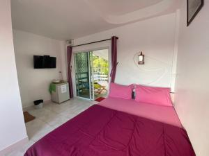 格兰岛Winnerview Zone B的滑动玻璃门的房间里一张粉红色的床