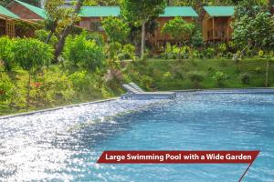 富国Sim Bungalow的一个带水上花园和房子的游泳池