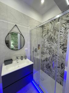 巴列塔Casa Vacanza Venere的浴室配有盥洗盆和带镜子的淋浴