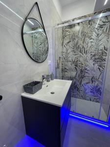 巴列塔Casa Vacanza Venere的浴室配有盥洗盆和带镜子的淋浴