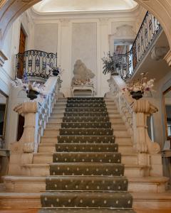 蒙蒂基亚里新宫殿酒店的花丛中的楼梯