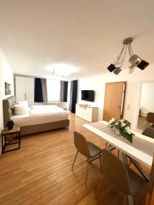 汉诺威Park-Residenz Isernhagen的客厅配有床和桌椅