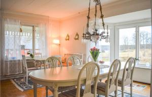 卡尔斯克鲁纳Awesome Home In Karlskrona With Wifi And 3 Bedrooms的一间带桌椅的用餐室