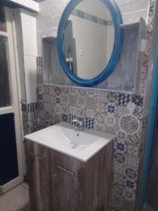 阿尔么丽亚Casa Violette的一间带水槽和镜子的浴室