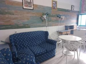 阿尔么丽亚Casa Violette的客厅配有蓝色的沙发和桌子