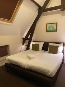 阿尔登堡斯兰德维瓦雷酒店的一间卧室配有一张带白色床单的大床