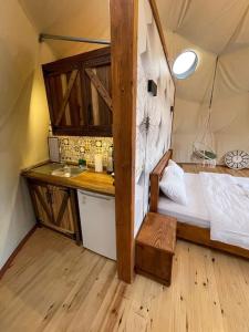 萨潘贾Sapanca Green Dome的帐篷内带床和水槽的房间