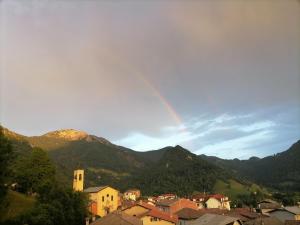 MoggioLa dimora degli Angeli的山城上空的彩虹