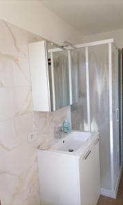 MoggioLa dimora degli Angeli的浴室设有白色水槽和镜子